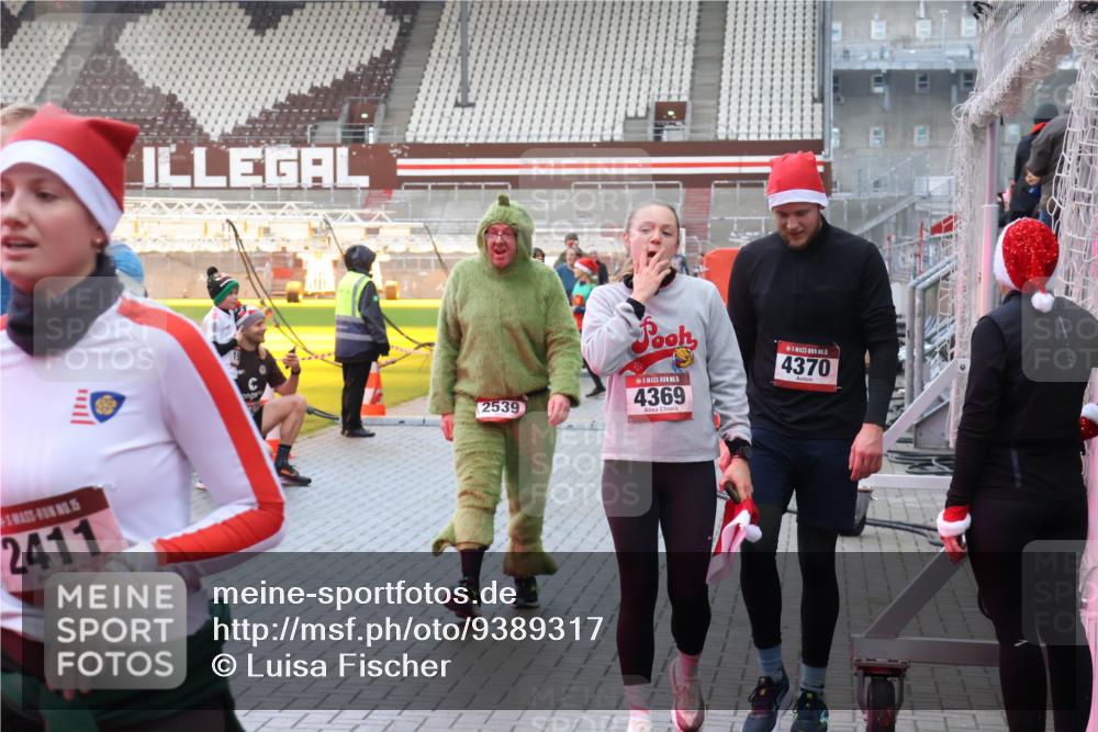 07.12.2025 - St. Pauli X-Mass-Run No. 15 Luisa Fischer http://msf.ph/oto/9389317 07.12.2025 12:02:30 Ziel 2411, 2539, 5, 4369, 5, 4370, 576, 926, 928, 933, 1719, 2411, 2539, 2868, 2936, 2940, 3203, 3869, 3981, 4102, 4107, 4109, 4142, 4156, 4253, 4364, 4369, 4370, 4753 meine-sportfotos.de