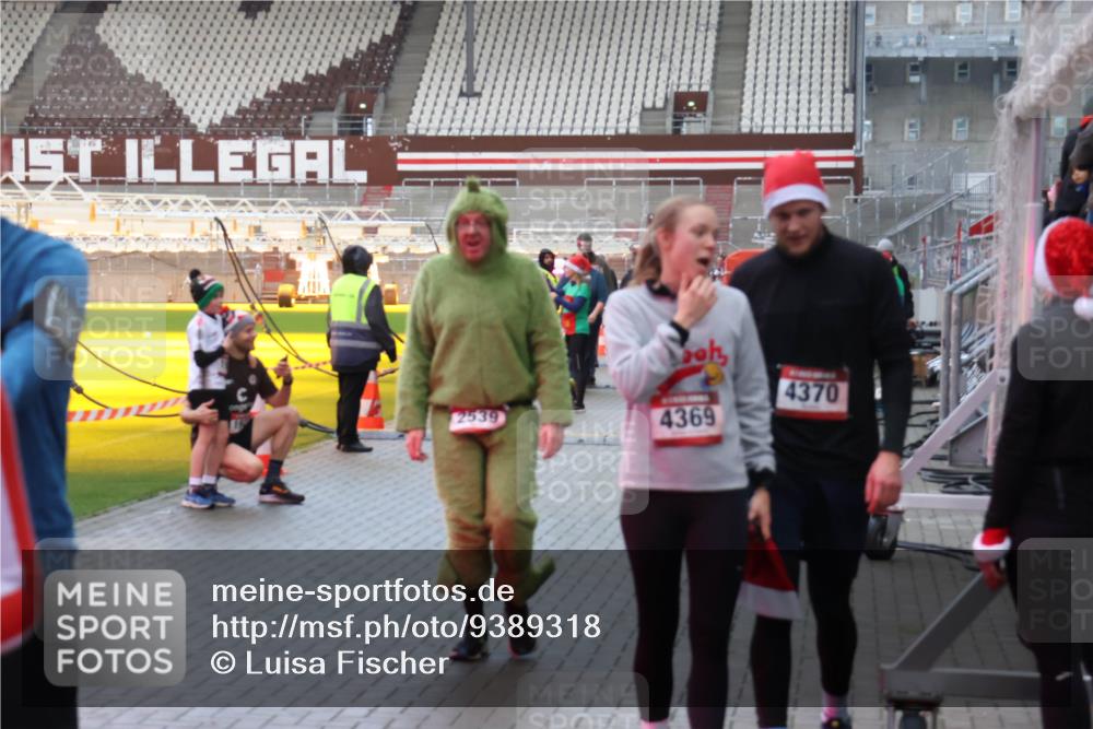 07.12.2025 - St. Pauli X-Mass-Run No. 15 Luisa Fischer http://msf.ph/oto/9389318 07.12.2025 12:02:31 Ziel 4370, 2539, 4369, 576, 926, 928, 933, 1719, 2411, 2539, 2868, 2936, 2940, 3203, 3869, 3981, 4102, 4107, 4109, 4142, 4156, 4253, 4364, 4369, 4370, 4753 meine-sportfotos.de