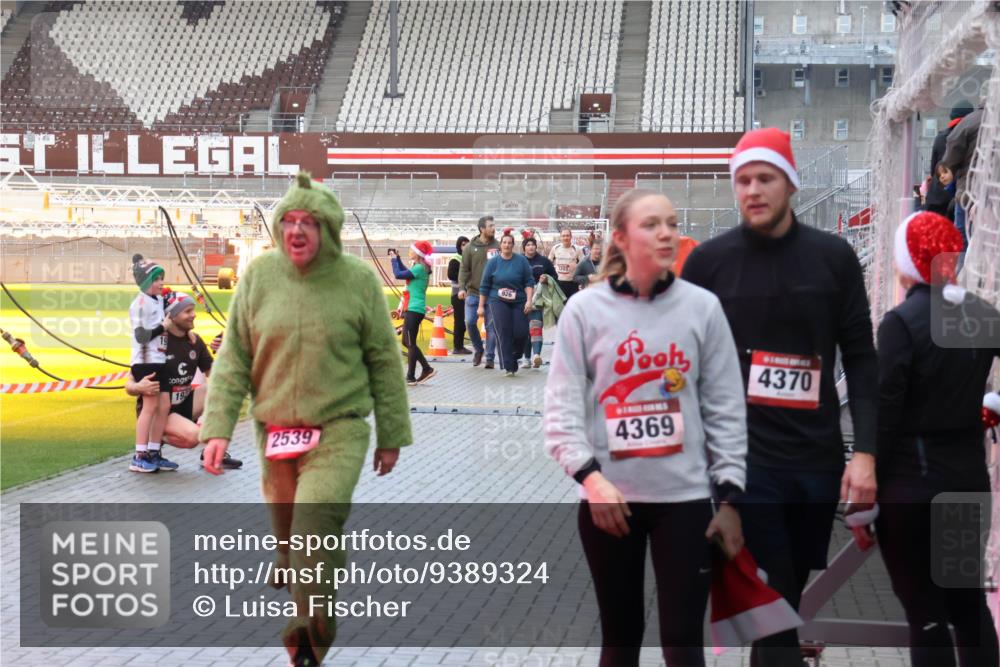 07.12.2025 - St. Pauli X-Mass-Run No. 15 Luisa Fischer http://msf.ph/oto/9389324 07.12.2025 12:02:32 Ziel 19, 199, 2539, 926, 1201, 4369, 4370, 576, 926, 928, 933, 1719, 2411, 2539, 2868, 2936, 2940, 3203, 3869, 4102, 4107, 4109, 4142, 4156, 4253, 4364, 4369, 4370, 4753 meine-sportfotos.de