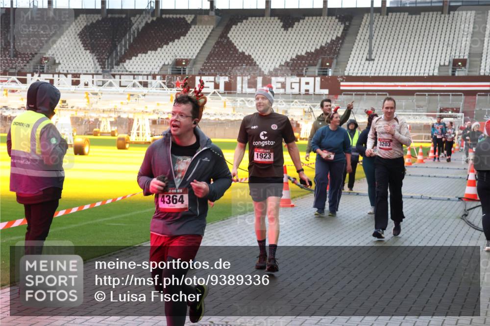 07.12.2025 - St. Pauli X-Mass-Run No. 15 Luisa Fischer http://msf.ph/oto/9389336 07.12.2025 12:02:41 Ziel 10, 5, 4364, 608, 1923, 3203, 235, 576, 926, 928, 933, 1979, 1983, 2411, 2539, 2868, 2936, 2940, 3203, 3429, 3432, 3837, 3869, 4102, 4107, 4109, 4142, 4156, 4253, 4364, 4369, 4370 meine-sportfotos.de