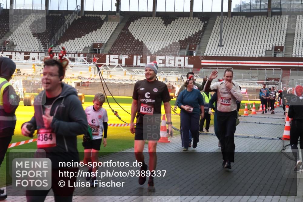 07.12.2025 - St. Pauli X-Mass-Run No. 15 Luisa Fischer http://msf.ph/oto/9389337 07.12.2025 12:02:42 Ziel 4364, 928, 1923, 3203, 235, 576, 926, 928, 933, 1979, 1983, 2411, 2539, 2868, 2936, 2940, 3203, 3429, 3432, 3837, 3869, 4102, 4107, 4109, 4142, 4156, 4253, 4364, 4369, 4370 meine-sportfotos.de