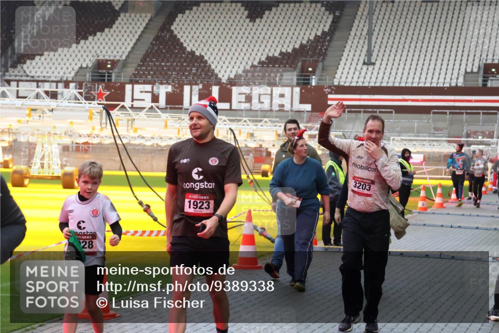 07.12.2025 - St. Pauli X-Mass-Run No. 15 Luisa Fischer http://msf.ph/oto/9389338 07.12.2025 12:02:42 Ziel 5, 28, 15, 1923, 5, 3203, 235, 576, 926, 928, 933, 1979, 1983, 2411, 2539, 2868, 2936, 2940, 3203, 3429, 3432, 3837, 3869, 4102, 4107, 4109, 4142, 4156, 4253, 4364, 4369, 4370 meine-sportfotos.de