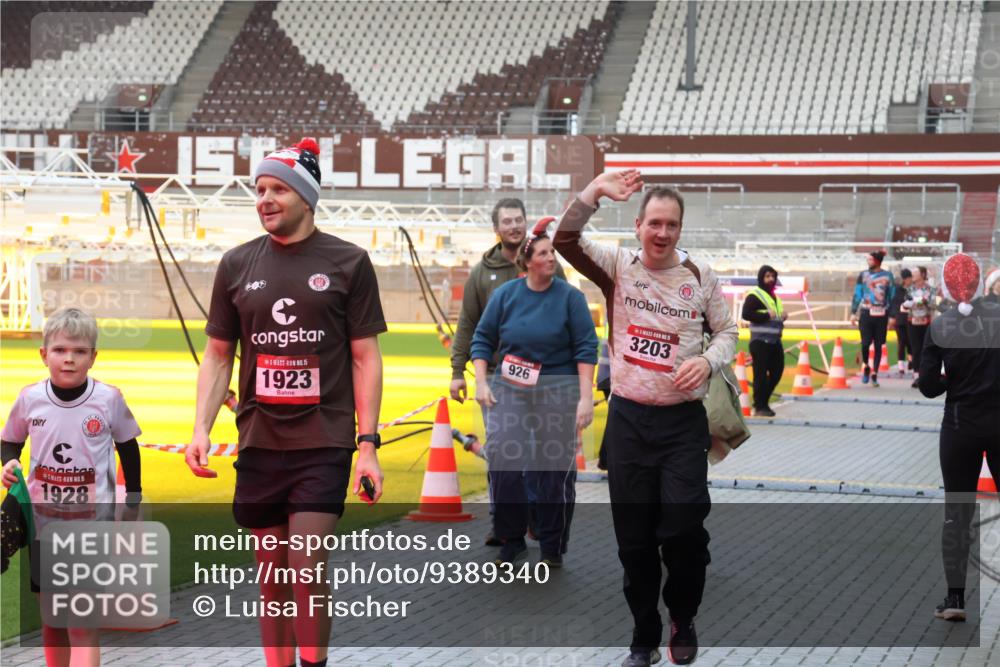 07.12.2025 - St. Pauli X-Mass-Run No. 15 Luisa Fischer http://msf.ph/oto/9389340 07.12.2025 12:02:42 Ziel 5, 1928, 15, 1923, 926, 1, 3203, 235, 576, 926, 928, 933, 1979, 1983, 2411, 2539, 2868, 2936, 2940, 3203, 3429, 3432, 3837, 3869, 4102, 4107, 4109, 4142, 4156, 4253, 4364, 4369, 4370 meine-sportfotos.de
