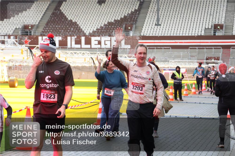 07.12.2025 - St. Pauli X-Mass-Run No. 15 Luisa Fischer http://msf.ph/oto/9389342 07.12.2025 12:02:43 Ziel 15, 1923, 926, 15, 3203, 7610, 235, 576, 926, 928, 933, 1979, 1983, 2411, 2539, 2868, 2936, 2940, 3203, 3429, 3432, 3743, 3745, 3837, 3869, 4102, 4107, 4109, 4142, 4156, 4253, 4364, 4369, 4370 meine-sportfotos.de