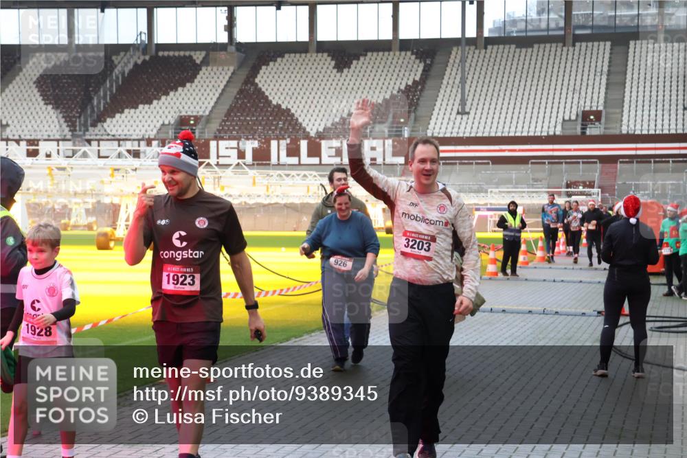 07.12.2025 - St. Pauli X-Mass-Run No. 15 Luisa Fischer http://msf.ph/oto/9389345 07.12.2025 12:02:44 Ziel 1928, 15, 1923, 926, 3203, 235, 576, 926, 928, 933, 1979, 1983, 2411, 2539, 2868, 2936, 2940, 3203, 3429, 3432, 3743, 3745, 3837, 3869, 3995, 4102, 4107, 4109, 4142, 4156, 4253, 4364, 4369, 4370 meine-sportfotos.de