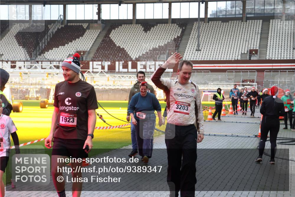 07.12.2025 - St. Pauli X-Mass-Run No. 15 Luisa Fischer http://msf.ph/oto/9389347 07.12.2025 12:02:44 Ziel 15, 1923, 926, 5, 3203, 235, 576, 926, 928, 933, 1979, 1983, 2411, 2539, 2868, 2936, 2940, 3203, 3429, 3432, 3743, 3745, 3837, 3869, 3995, 4102, 4107, 4109, 4142, 4156, 4253, 4364, 4369, 4370 meine-sportfotos.de