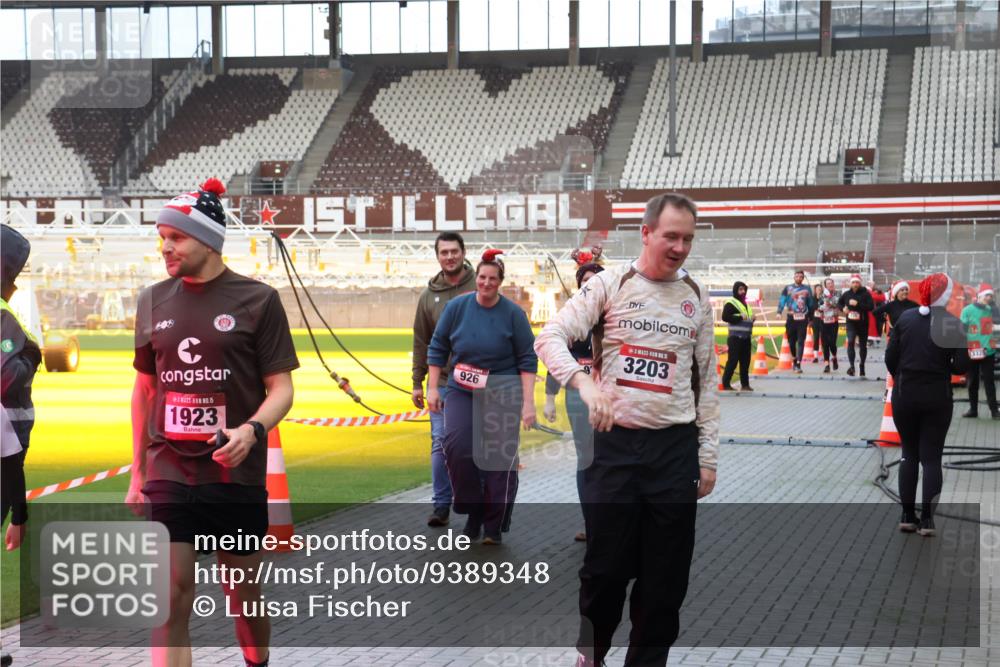 07.12.2025 - St. Pauli X-Mass-Run No. 15 Luisa Fischer http://msf.ph/oto/9389348 07.12.2025 12:02:44 Ziel 200, 15, 1923, 926, 15, 3203, 3325, 235, 576, 926, 928, 933, 1979, 1983, 2411, 2539, 2868, 2936, 2940, 3203, 3429, 3432, 3743, 3745, 3837, 3869, 3995, 4102, 4107, 4109, 4142, 4156, 4253, 4364, 4369, 4370 meine-sportfotos.de