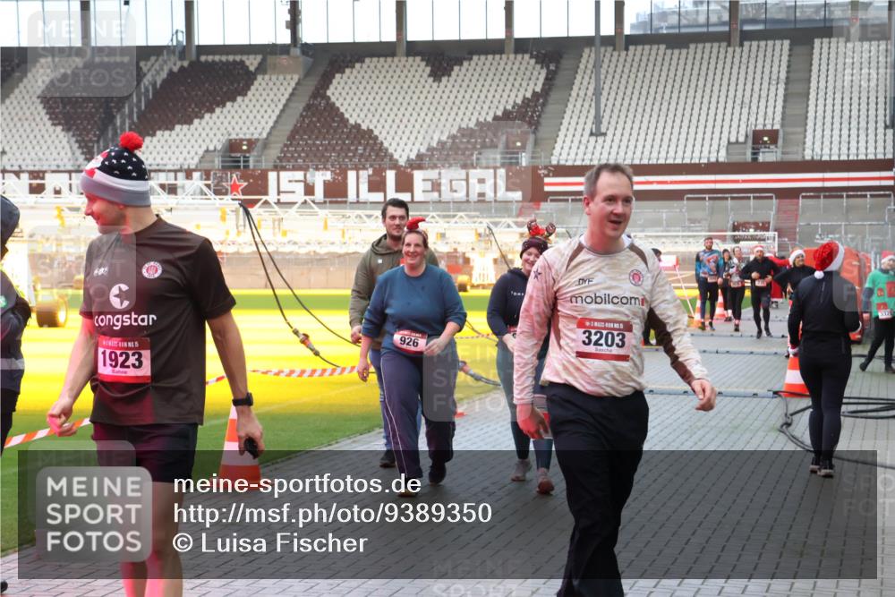 07.12.2025 - St. Pauli X-Mass-Run No. 15 Luisa Fischer http://msf.ph/oto/9389350 07.12.2025 12:02:45 Ziel 15, 1923, 926, 5, 3203, 235, 926, 928, 933, 1979, 1983, 2411, 2539, 2868, 2936, 2940, 3203, 3429, 3432, 3743, 3745, 3837, 3869, 3995, 4102, 4107, 4109, 4142, 4156, 4253, 4364, 4369, 4370 meine-sportfotos.de