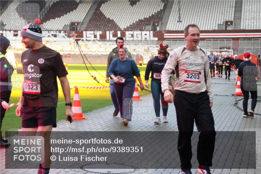 07.12.2025 - St. Pauli X-Mass-Run No. 15 Luisa Fischer http://msf.ph/oto/9389351 07.12.2025 12:02:45 Ziel 1923, 26, 928, 3203, 235, 926, 928, 933, 1979, 1983, 2411, 2539, 2868, 2936, 2940, 3203, 3429, 3432, 3743, 3745, 3837, 3869, 3995, 4102, 4107, 4109, 4142, 4156, 4253, 4364, 4369, 4370 meine-sportfotos.de