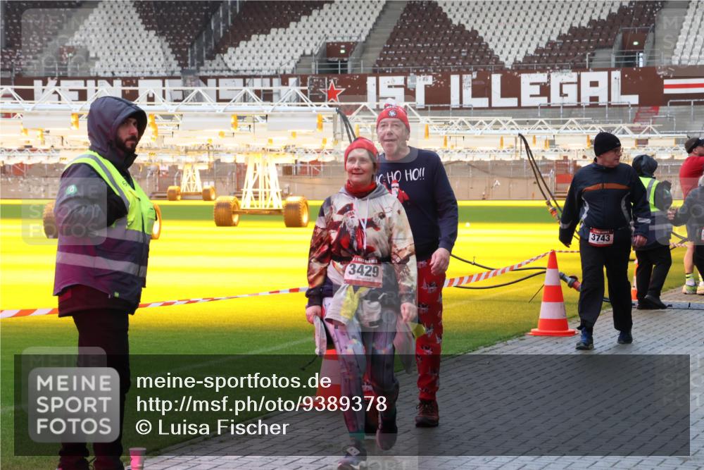07.12.2025 - St. Pauli X-Mass-Run No. 15 Luisa Fischer http://msf.ph/oto/9389378 07.12.2025 12:03:24 Ziel 3429, 3743, 235, 267, 826, 1279, 1979, 1983, 2095, 2610, 2747, 2822, 2834, 2843, 3122, 3125, 3130, 3134, 3281, 3282, 3429, 3432, 3743, 3745, 3803, 3937, 3941, 3943, 3995, 4024, 4076, 4120, 4228, 4243, 4244, 4681, 4682, 4683, 4684, 4741, 4747, 4750, 4751 meine-sportfotos.de