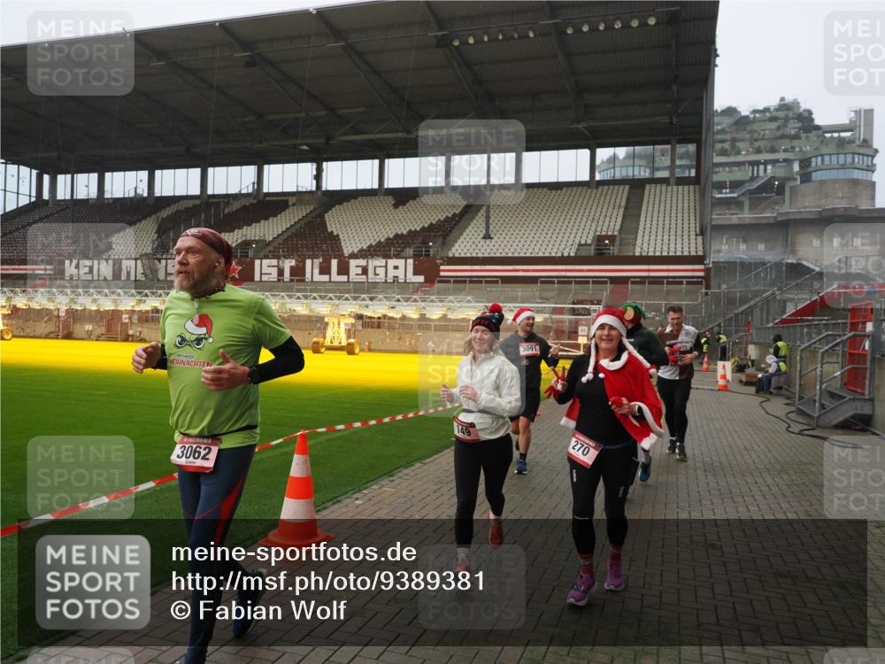 07.12.2025 - St. Pauli X-Mass-Run No. 15 Fabian Wolf http://msf.ph/oto/9389381 07.12.2025 10:21:28 Ziel 149, 270, 1326, 2173, 2927, 2997, 3062, 3091, 3384, 3540, 3541, 3848, 3849, 3988, 4117, 4169, 4170 meine-sportfotos.de