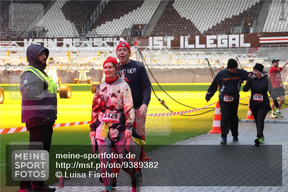 07.12.2025 - St. Pauli X-Mass-Run No. 15 Luisa Fischer http://msf.ph/oto/9389382 07.12.2025 12:03:25 Ziel 3429, 3743, 3745, 235, 267, 826, 1279, 2095, 2610, 2747, 2822, 2834, 2843, 3122, 3125, 3130, 3134, 3281, 3282, 3429, 3432, 3743, 3745, 3803, 3937, 3941, 3943, 3995, 4024, 4076, 4120, 4228, 4243, 4244, 4681, 4682, 4683, 4684, 4741, 4747, 4750, 4751 meine-sportfotos.de