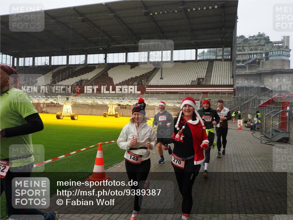 07.12.2025 - St. Pauli X-Mass-Run No. 15 Fabian Wolf http://msf.ph/oto/9389387 07.12.2025 10:21:29 Ziel 149, 270, 1326, 2173, 2927, 2997, 3062, 3091, 3384, 3540, 3541, 3848, 3849, 3988, 4117, 4158, 4169, 4170 meine-sportfotos.de