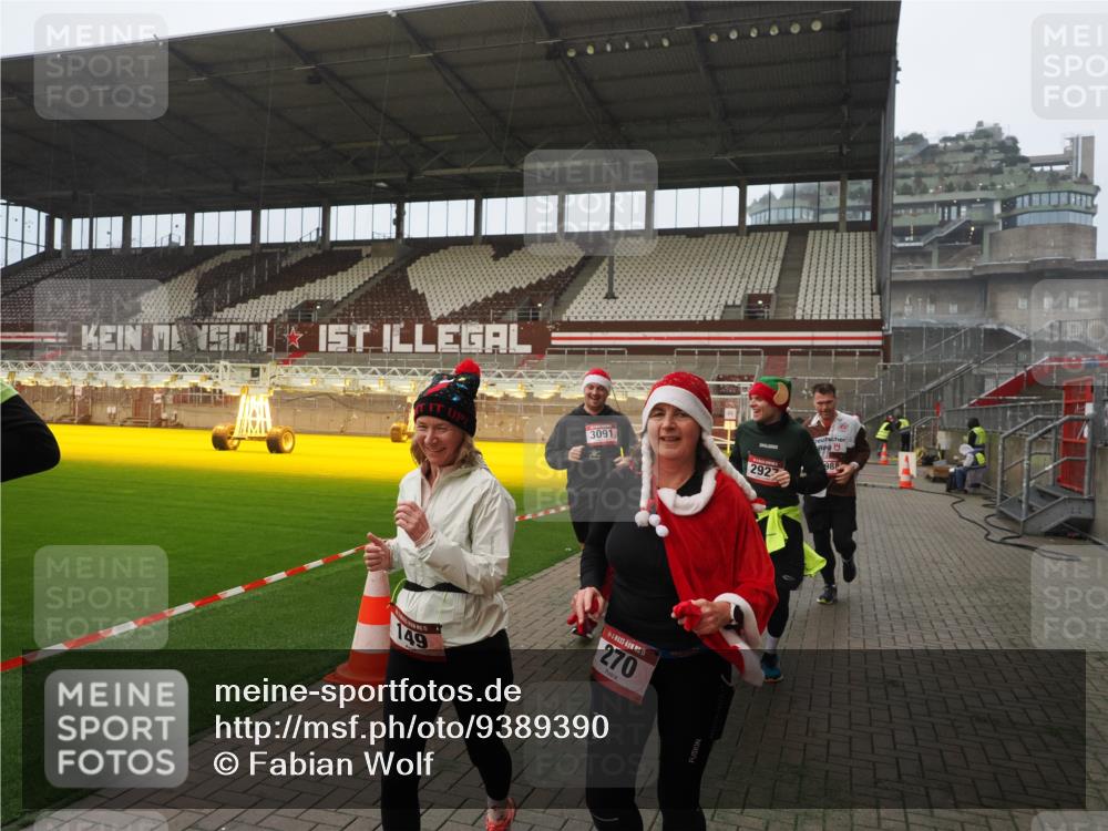 07.12.2025 - St. Pauli X-Mass-Run No. 15 Fabian Wolf http://msf.ph/oto/9389390 07.12.2025 10:21:29 Ziel 149, 270, 1326, 2173, 2927, 2997, 3062, 3091, 3384, 3540, 3541, 3848, 3849, 3988, 4117, 4158, 4169, 4170 meine-sportfotos.de