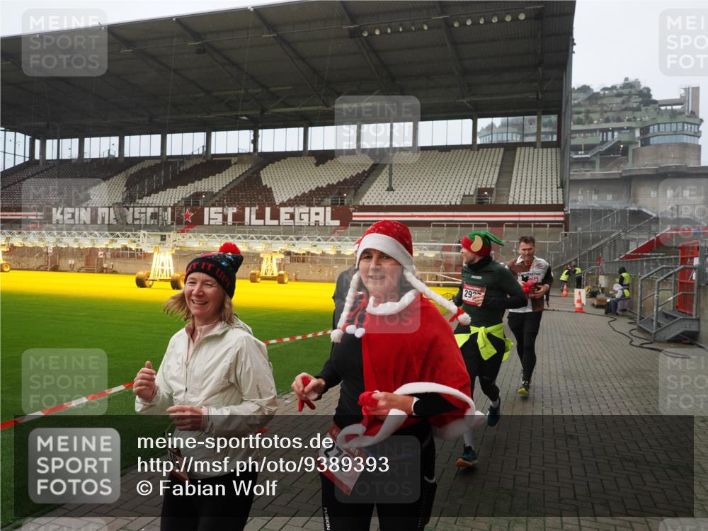 07.12.2025 - St. Pauli X-Mass-Run No. 15 Fabian Wolf http://msf.ph/oto/9389393 07.12.2025 10:21:29 Ziel 149, 270, 1326, 2173, 2927, 2997, 3062, 3091, 3384, 3540, 3541, 3848, 3849, 3988, 4117, 4158, 4169, 4170 meine-sportfotos.de