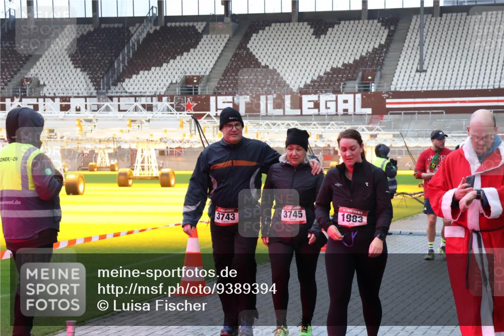 07.12.2025 - St. Pauli X-Mass-Run No. 15 Luisa Fischer http://msf.ph/oto/9389394 07.12.2025 12:03:29 Ziel 3743, 3745, 1983, 267, 826, 1279, 2095, 2610, 2747, 2822, 2834, 2843, 3122, 3125, 3130, 3134, 3281, 3282, 3743, 3745, 3803, 3937, 3941, 3943, 3995, 4024, 4076, 4120, 4228, 4243, 4244, 4681, 4682, 4683, 4684, 4732, 4741, 4747, 4750, 4751 meine-sportfotos.de