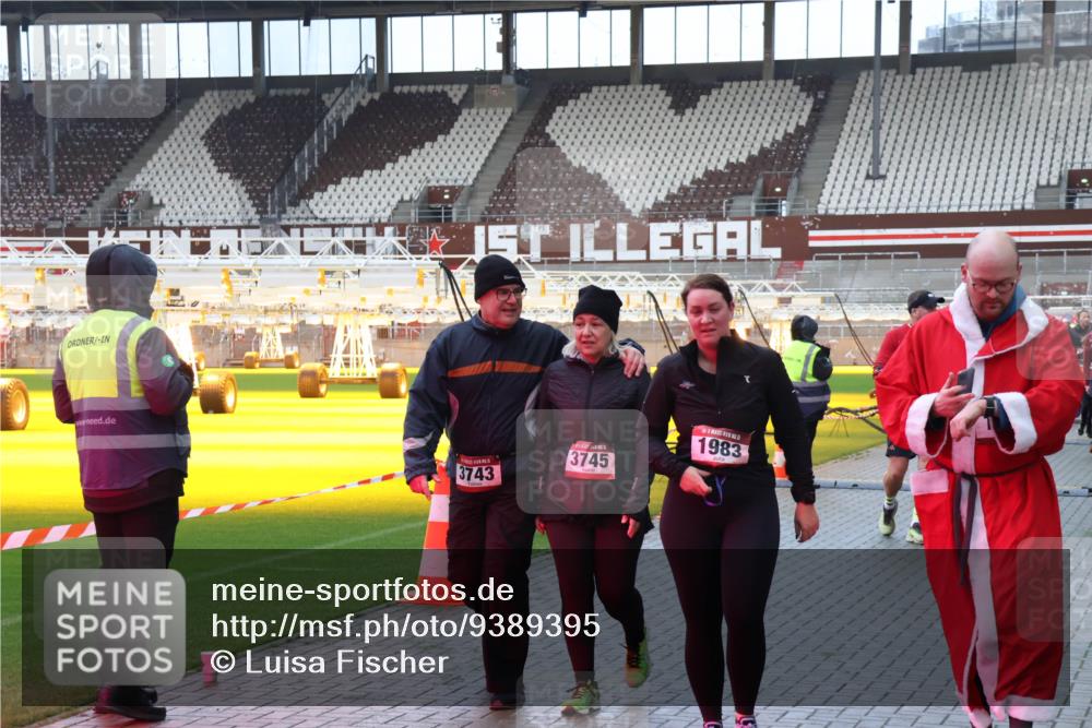 07.12.2025 - St. Pauli X-Mass-Run No. 15 Luisa Fischer http://msf.ph/oto/9389395 07.12.2025 12:03:30 Ziel 3743, 3745, 1983, 267, 826, 1279, 2095, 2610, 2747, 2822, 2834, 2843, 3122, 3125, 3130, 3134, 3281, 3282, 3743, 3745, 3803, 3937, 3941, 3943, 3995, 4024, 4076, 4120, 4228, 4243, 4244, 4681, 4682, 4683, 4684, 4732, 4741, 4747, 4750, 4751 meine-sportfotos.de