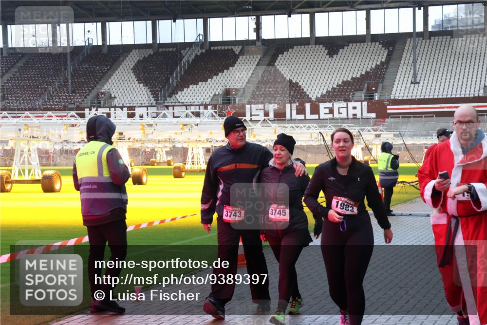 07.12.2025 - St. Pauli X-Mass-Run No. 15 Luisa Fischer http://msf.ph/oto/9389397 07.12.2025 12:03:30 Ziel 6352, 3743, 3745, 1983, 267, 826, 1279, 2095, 2610, 2747, 2822, 2834, 2843, 3122, 3125, 3130, 3134, 3281, 3282, 3743, 3745, 3803, 3937, 3941, 3943, 3995, 4024, 4076, 4120, 4228, 4243, 4244, 4681, 4682, 4683, 4684, 4732, 4741, 4747, 4750, 4751 meine-sportfotos.de
