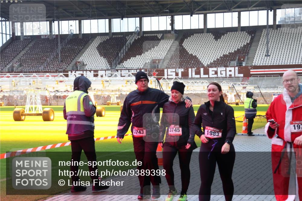 07.12.2025 - St. Pauli X-Mass-Run No. 15 Luisa Fischer http://msf.ph/oto/9389398 07.12.2025 12:03:30 Ziel 6347, 3745, 3743, 1983, 197, 267, 826, 1279, 2095, 2610, 2747, 2822, 2834, 2843, 3122, 3125, 3130, 3134, 3281, 3282, 3743, 3745, 3803, 3937, 3941, 3943, 3995, 4024, 4076, 4120, 4228, 4243, 4244, 4681, 4682, 4683, 4684, 4732, 4741, 4747, 4750, 4751 meine-sportfotos.de