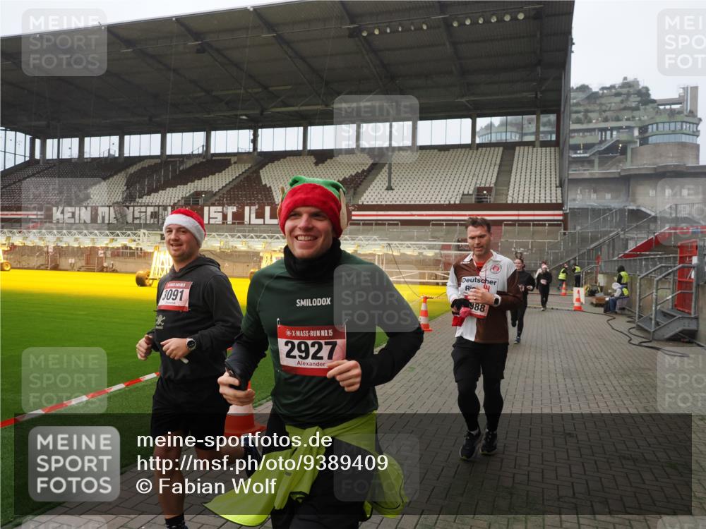 07.12.2025 - St. Pauli X-Mass-Run No. 15 Fabian Wolf http://msf.ph/oto/9389409 07.12.2025 10:21:30 Ziel 149, 270, 1326, 2173, 2927, 2997, 3062, 3091, 3384, 3540, 3541, 3848, 3849, 3988, 4117, 4158, 4169, 4170 meine-sportfotos.de