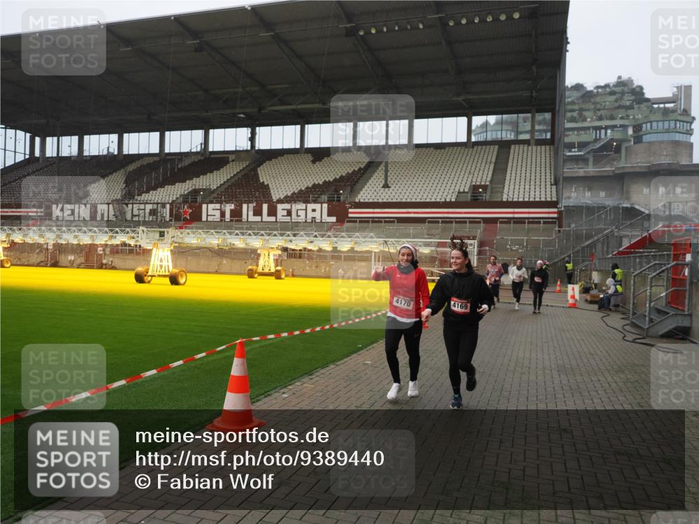 07.12.2025 - St. Pauli X-Mass-Run No. 15 Fabian Wolf http://msf.ph/oto/9389440 07.12.2025 10:21:32 Ziel 149, 270, 1326, 2927, 2997, 3062, 3091, 3384, 3540, 3541, 3848, 3849, 3988, 4117, 4158, 4169, 4170 meine-sportfotos.de