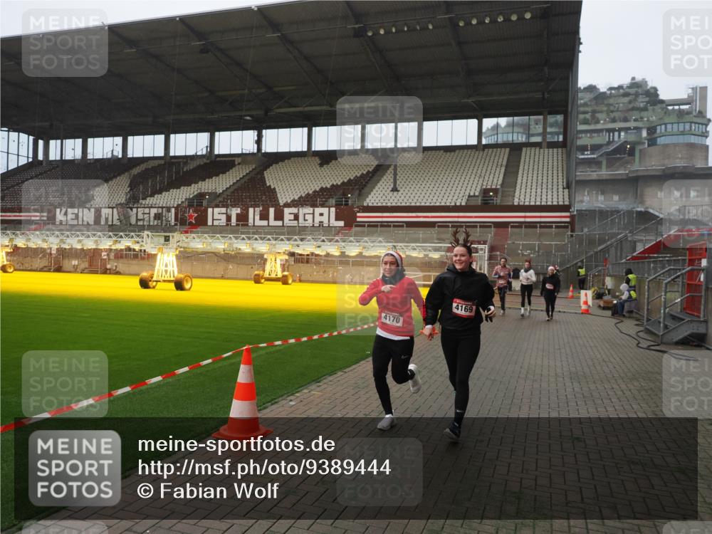 07.12.2025 - St. Pauli X-Mass-Run No. 15 Fabian Wolf http://msf.ph/oto/9389444 07.12.2025 10:21:32 Ziel 149, 270, 1326, 2927, 2997, 3062, 3091, 3384, 3540, 3541, 3848, 3849, 3988, 4117, 4158, 4169, 4170 meine-sportfotos.de
