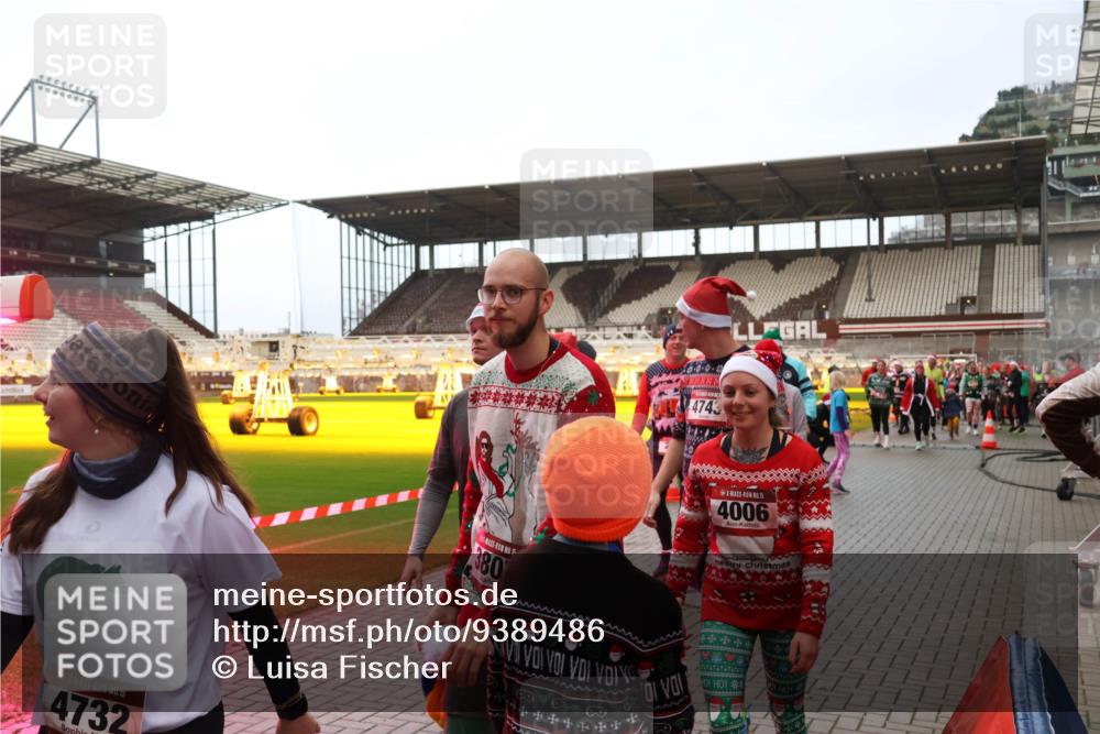 07.12.2025 - St. Pauli X-Mass-Run No. 15 Luisa Fischer http://msf.ph/oto/9389486 07.12.2025 12:04:24 Ziel 15, 4732, 4743, 15, 4006, 5, 380, 255, 258, 263, 723, 778, 795, 923, 1228, 1231, 1236, 1357, 1504, 2091, 2398, 3081, 3082, 3121, 3316, 3317, 3705, 3753, 3851, 3983, 3985, 3994, 3996, 3997, 4008, 4011, 4021, 4022, 4047, 4049, 4131, 4221, 4224, 4247, 4302, 4305, 4311, 4365, 4367, 4374, 4386, 4726, 4728, 4731, 4742, 4746 meine-sportfotos.de