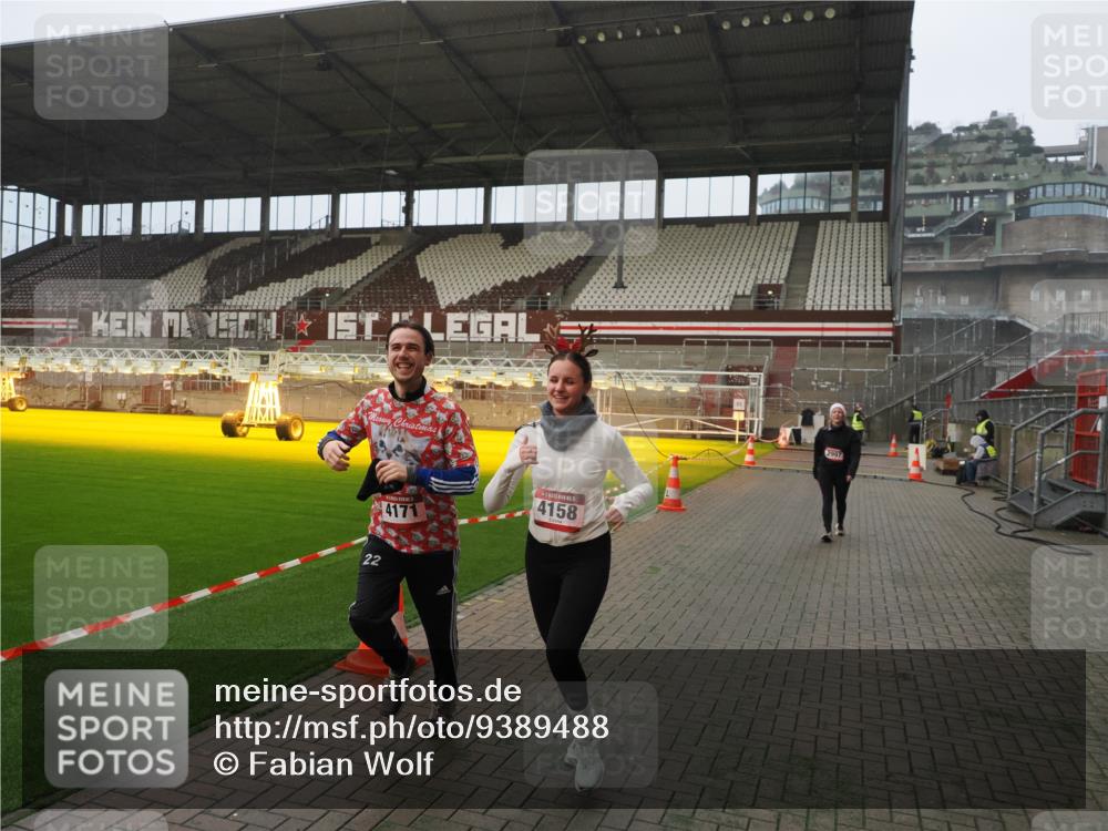 07.12.2025 - St. Pauli X-Mass-Run No. 15 Fabian Wolf http://msf.ph/oto/9389488 07.12.2025 10:21:37 Ziel 149, 270, 2927, 2997, 3091, 3540, 3541, 3988, 4158, 4169, 4170 meine-sportfotos.de