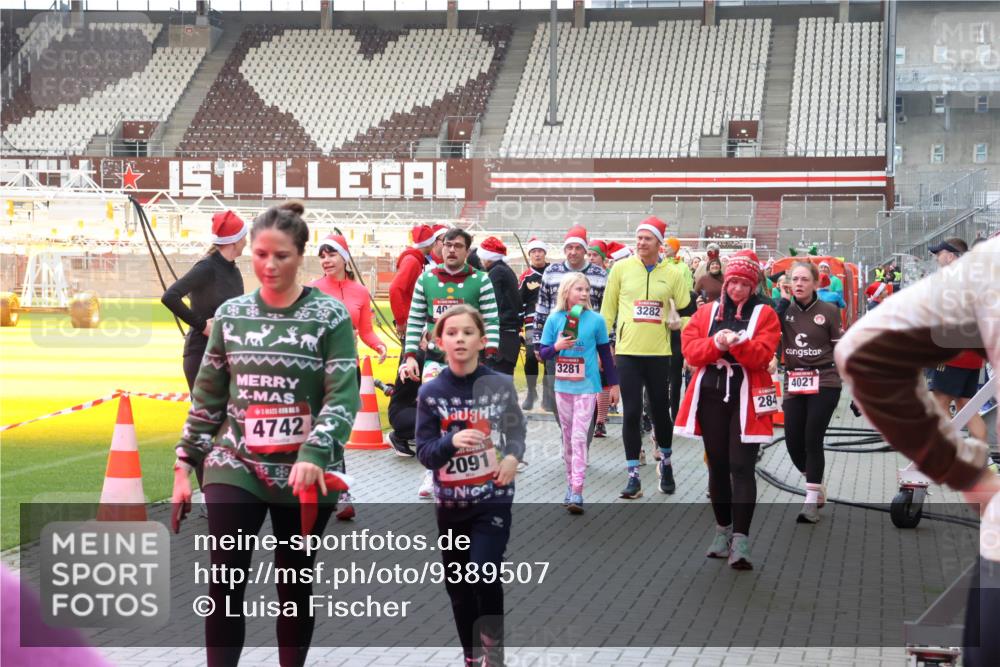 07.12.2025 - St. Pauli X-Mass-Run No. 15 Luisa Fischer http://msf.ph/oto/9389507 07.12.2025 12:04:35 Ziel 4742, 4, 2091, 3281, 3282, 284, 4021, 723, 778, 795, 923, 1228, 1231, 1236, 1357, 1490, 1504, 2091, 2398, 2410, 2769, 3081, 3082, 3121, 3316, 3317, 3705, 3753, 3851, 3983, 3985, 3994, 3996, 3997, 4008, 4011, 4021, 4047, 4049, 4131, 4302, 4305, 4311, 4365, 4367, 4374, 4375, 4386, 4728, 4742 meine-sportfotos.de