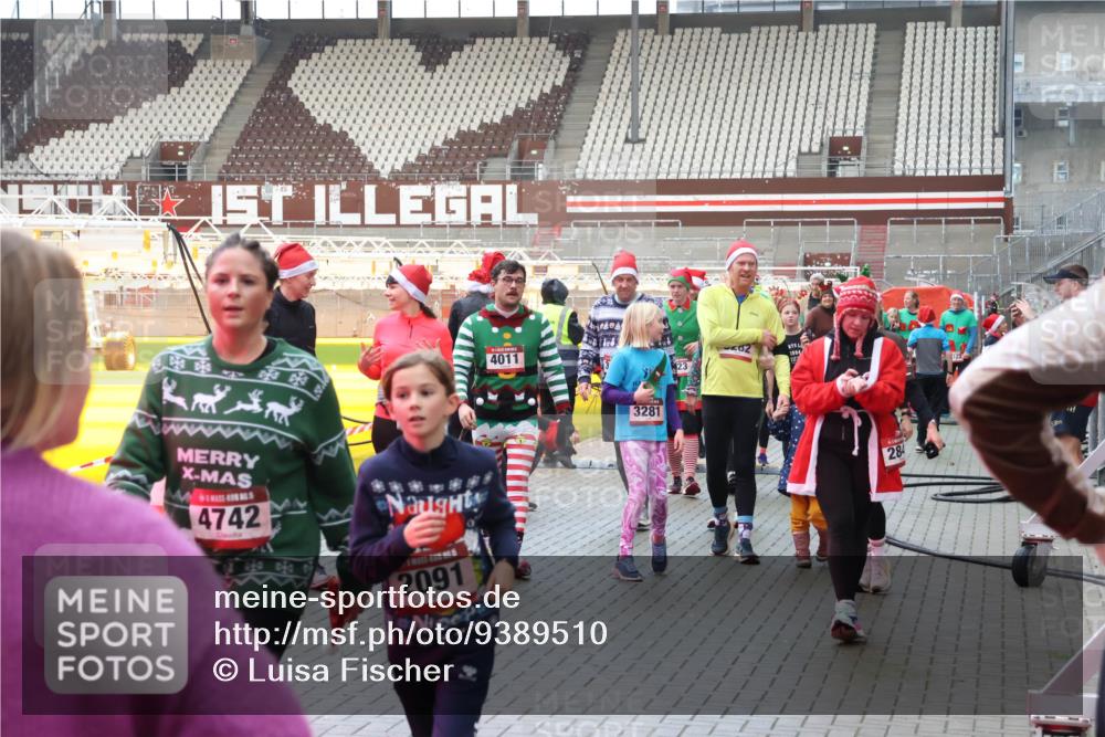 07.12.2025 - St. Pauli X-Mass-Run No. 15 Luisa Fischer http://msf.ph/oto/9389510 07.12.2025 12:04:35 Ziel 4742, 2091, 4011, 3281, 284, 723, 778, 795, 923, 1228, 1231, 1236, 1357, 1490, 1504, 2091, 2398, 2410, 2769, 3081, 3082, 3121, 3316, 3317, 3705, 3753, 3851, 3983, 3985, 3994, 3996, 3997, 4008, 4011, 4021, 4047, 4049, 4131, 4302, 4305, 4311, 4365, 4367, 4374, 4375, 4386, 4728, 4742 meine-sportfotos.de