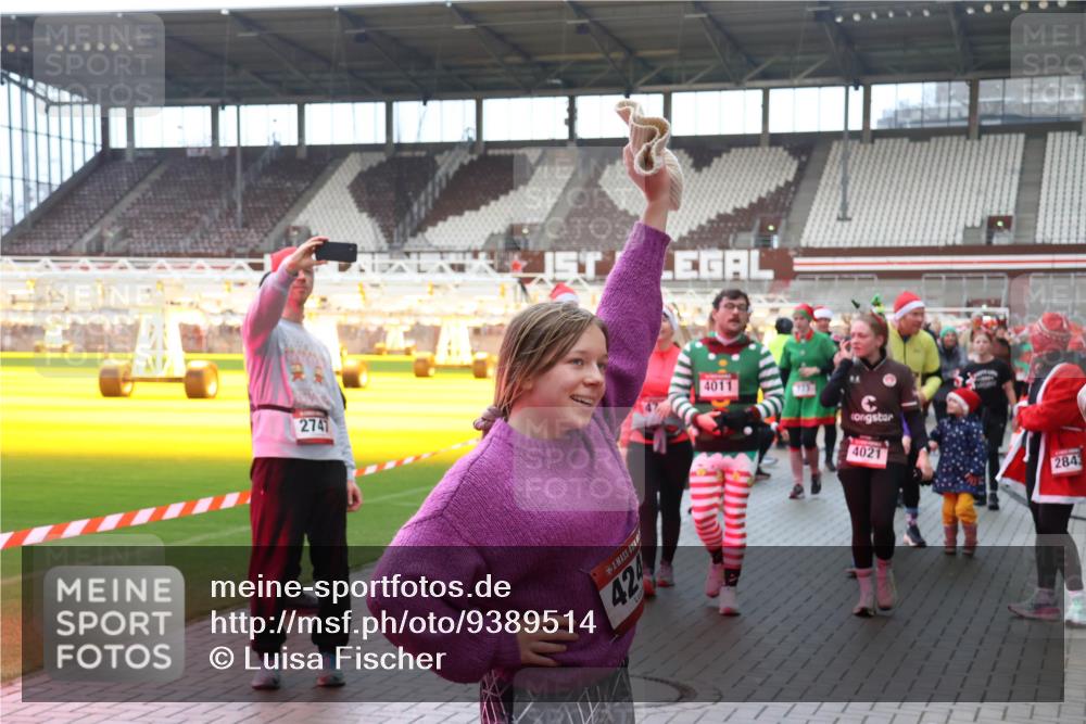 07.12.2025 - St. Pauli X-Mass-Run No. 15 Luisa Fischer http://msf.ph/oto/9389514 07.12.2025 12:04:38 Ziel 2741, 424, 4011, 723, 4021, 2843, 778, 795, 923, 1228, 1231, 1236, 1357, 1490, 1504, 2091, 2398, 2404, 2410, 2769, 3121, 3316, 3317, 3675, 3705, 3753, 3851, 3983, 3985, 3994, 4008, 4011, 4021, 4047, 4049, 4056, 4059, 4131, 4302, 4305, 4311, 4365, 4367, 4374, 4375, 4386, 4728 meine-sportfotos.de