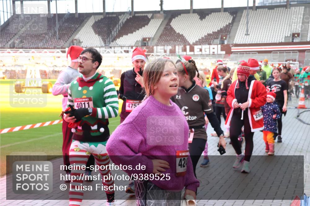 07.12.2025 - St. Pauli X-Mass-Run No. 15 Luisa Fischer http://msf.ph/oto/9389525 07.12.2025 12:04:42 Ziel 4011, 475, 284, 424, 778, 795, 923, 1228, 1231, 1236, 1357, 1490, 1504, 2091, 2398, 2404, 2410, 2769, 3121, 3675, 3705, 3753, 3833, 3851, 3983, 3985, 4008, 4047, 4049, 4056, 4059, 4131, 4302, 4305, 4311, 4365, 4367, 4374, 4375, 4386, 4728 meine-sportfotos.de