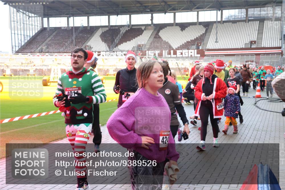 07.12.2025 - St. Pauli X-Mass-Run No. 15 Luisa Fischer http://msf.ph/oto/9389526 07.12.2025 12:04:42 Ziel 5, 401, 424, 284, 778, 795, 923, 1228, 1231, 1236, 1357, 1490, 1504, 2091, 2398, 2404, 2410, 2769, 3121, 3675, 3705, 3753, 3833, 3851, 3983, 3985, 4008, 4047, 4049, 4056, 4059, 4131, 4302, 4305, 4311, 4365, 4367, 4374, 4375, 4386, 4728 meine-sportfotos.de