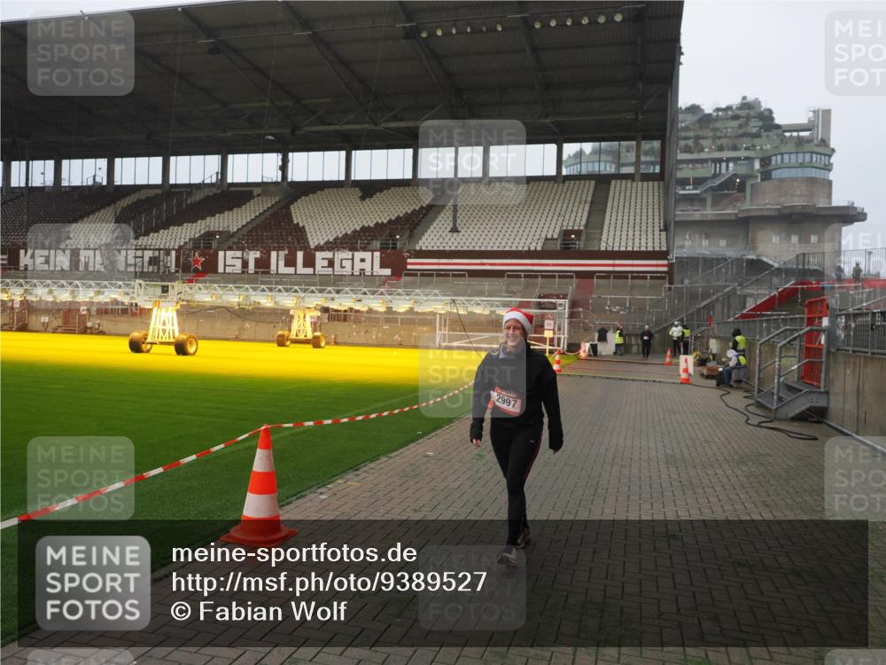 07.12.2025 - St. Pauli X-Mass-Run No. 15 Fabian Wolf http://msf.ph/oto/9389527 07.12.2025 10:21:41 Ziel 270, 2927, 2997, 3091, 3988, 4158, 4169, 4170 meine-sportfotos.de