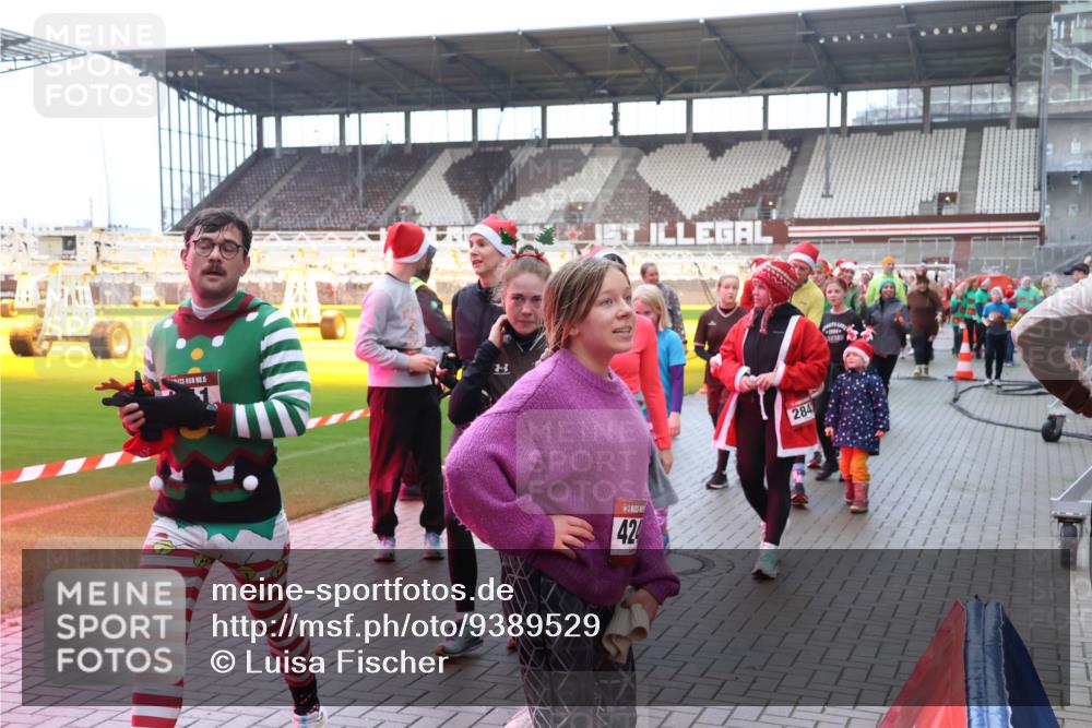 07.12.2025 - St. Pauli X-Mass-Run No. 15 Luisa Fischer http://msf.ph/oto/9389529 07.12.2025 12:04:43 Ziel 42, 284, 778, 795, 923, 1228, 1231, 1236, 1357, 1490, 1504, 2091, 2398, 2404, 2410, 2769, 3121, 3675, 3705, 3753, 3833, 3851, 3983, 3985, 4008, 4047, 4049, 4056, 4059, 4131, 4302, 4305, 4311, 4365, 4367, 4374, 4375, 4386, 4728 meine-sportfotos.de