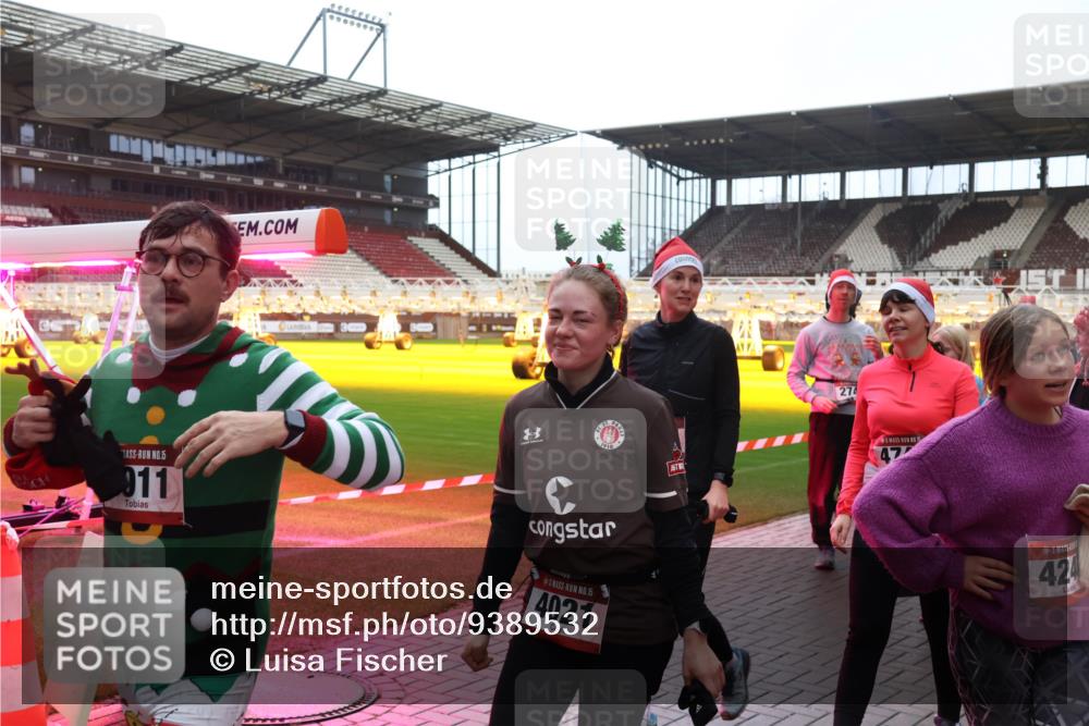 07.12.2025 - St. Pauli X-Mass-Run No. 15 Luisa Fischer http://msf.ph/oto/9389532 07.12.2025 12:04:44 Ziel 1, 15, 011, 15, 4021, 274, 47, 424, 778, 795, 923, 1228, 1231, 1236, 1357, 1490, 1504, 2091, 2398, 2404, 2410, 2769, 3121, 3675, 3705, 3753, 3833, 3851, 3983, 3985, 4008, 4047, 4049, 4056, 4059, 4131, 4302, 4305, 4311, 4365, 4367, 4374, 4375, 4386, 4728 meine-sportfotos.de