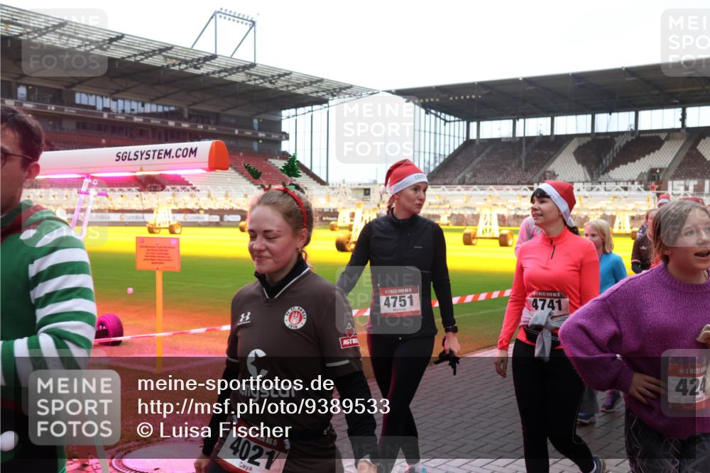 07.12.2025 - St. Pauli X-Mass-Run No. 15 Luisa Fischer http://msf.ph/oto/9389533 07.12.2025 12:04:44 Ziel 360, 1910, 15, 4021, 4751, 15, 4741, 424, 778, 795, 923, 1228, 1231, 1236, 1357, 1490, 1504, 2091, 2398, 2404, 2410, 2769, 3121, 3675, 3705, 3753, 3833, 3851, 3983, 3985, 4008, 4047, 4049, 4056, 4059, 4131, 4302, 4305, 4311, 4365, 4367, 4374, 4375, 4386, 4728 meine-sportfotos.de