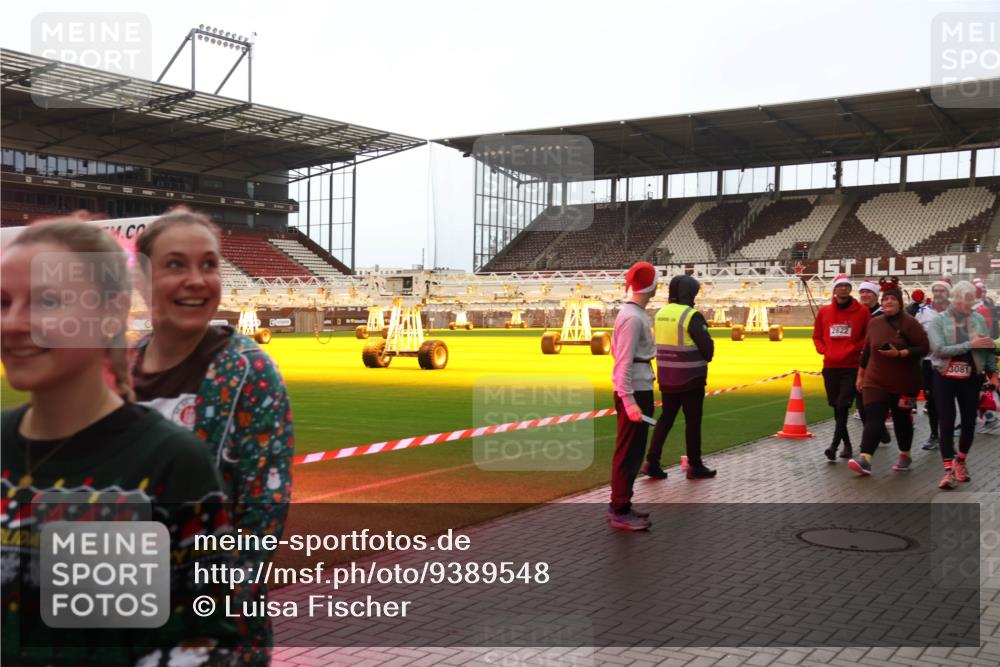 07.12.2025 - St. Pauli X-Mass-Run No. 15 Luisa Fischer http://msf.ph/oto/9389548 07.12.2025 12:04:54 Ziel 1, 3081, 778, 795, 923, 1228, 1231, 1236, 1357, 1490, 1504, 2091, 2398, 2404, 2410, 2769, 3121, 3604, 3675, 3688, 3705, 3725, 3753, 3833, 3851, 3983, 3985, 4008, 4047, 4056, 4059, 4302, 4305, 4311, 4365, 4367, 4374, 4375, 4386, 4417, 4418, 4420, 4728 meine-sportfotos.de