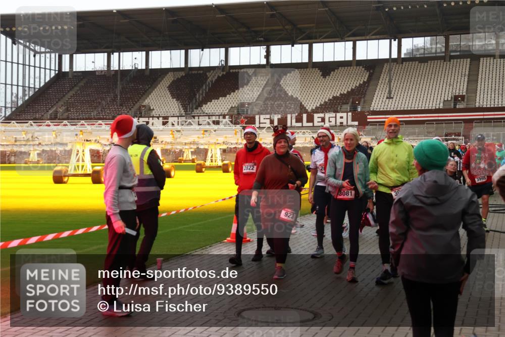 07.12.2025 - St. Pauli X-Mass-Run No. 15 Luisa Fischer http://msf.ph/oto/9389550 07.12.2025 12:04:55 Ziel 2822, 923, 20, 3081, 30, 3995, 778, 795, 923, 1228, 1231, 1236, 1357, 1490, 1504, 2091, 2398, 2404, 2410, 2769, 3121, 3604, 3675, 3688, 3705, 3725, 3753, 3833, 3851, 3983, 3985, 4008, 4056, 4059, 4302, 4305, 4311, 4374, 4375, 4386, 4417, 4418, 4420, 4728 meine-sportfotos.de