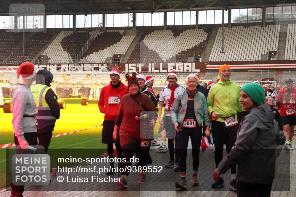 07.12.2025 - St. Pauli X-Mass-Run No. 15 Luisa Fischer http://msf.ph/oto/9389552 07.12.2025 12:04:55 Ziel 2822, 1, 92, 3081, 3082, 3995, 778, 795, 923, 1228, 1231, 1236, 1357, 1490, 1504, 2091, 2398, 2404, 2410, 2769, 3121, 3604, 3675, 3688, 3705, 3725, 3753, 3833, 3851, 3983, 3985, 4008, 4056, 4059, 4302, 4305, 4311, 4374, 4375, 4386, 4417, 4418, 4420, 4728 meine-sportfotos.de
