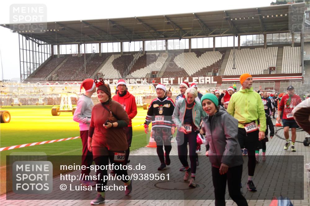 07.12.2025 - St. Pauli X-Mass-Run No. 15 Luisa Fischer http://msf.ph/oto/9389561 07.12.2025 12:04:57 Ziel 923, 2834, 81, 3082, 08, 399, 778, 795, 923, 1228, 1231, 1490, 1504, 2091, 2398, 2404, 2410, 2769, 3021, 3121, 3581, 3604, 3675, 3688, 3705, 3725, 3833, 3983, 3985, 4008, 4056, 4059, 4302, 4305, 4311, 4374, 4375, 4386, 4417, 4418, 4420, 4728 meine-sportfotos.de
