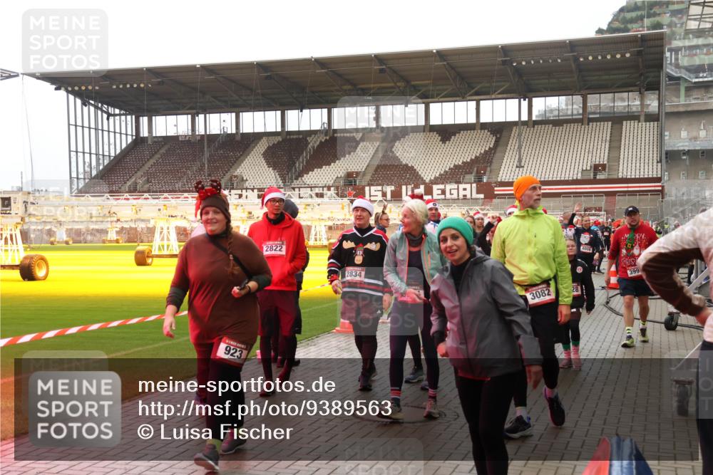 07.12.2025 - St. Pauli X-Mass-Run No. 15 Luisa Fischer http://msf.ph/oto/9389563 07.12.2025 12:04:57 Ziel 923, 2822, 2834, 3082, 4008, 399, 778, 795, 923, 1228, 1231, 1490, 1504, 2091, 2398, 2404, 2410, 2769, 3021, 3121, 3581, 3604, 3675, 3688, 3705, 3725, 3833, 3983, 3985, 4008, 4056, 4059, 4302, 4305, 4311, 4374, 4375, 4386, 4417, 4418, 4420, 4728 meine-sportfotos.de