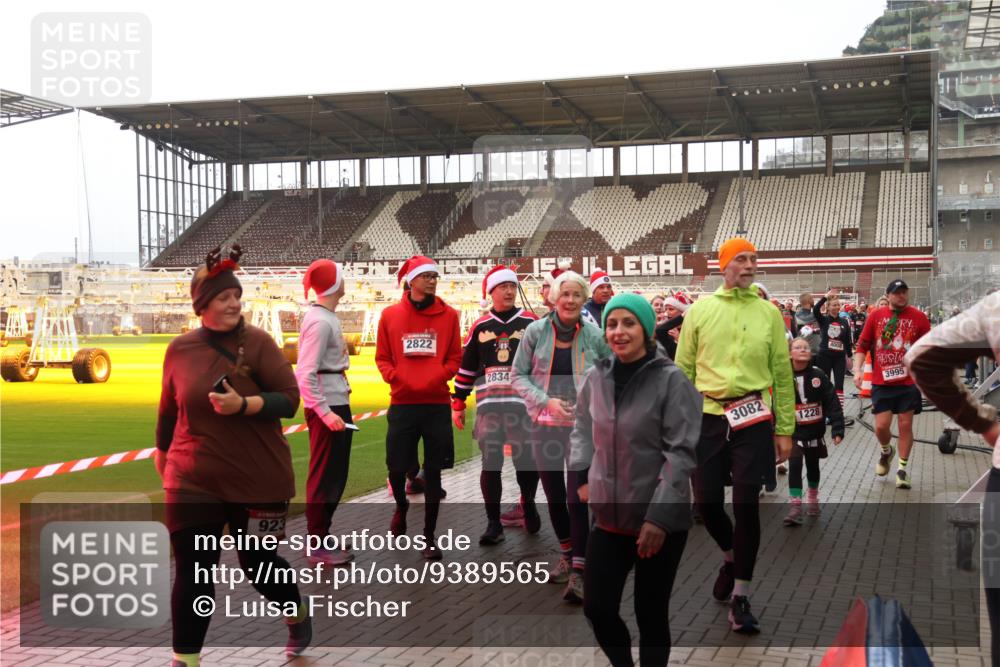 07.12.2025 - St. Pauli X-Mass-Run No. 15 Luisa Fischer http://msf.ph/oto/9389565 07.12.2025 12:04:58 Ziel 923, 2822, 2834, 3082, 1228, 400, 3995, 778, 795, 923, 1228, 1231, 1490, 1504, 2091, 2398, 2404, 2410, 2769, 3021, 3121, 3577, 3581, 3604, 3675, 3688, 3705, 3725, 3833, 3983, 3985, 4008, 4056, 4059, 4302, 4305, 4311, 4329, 4374, 4375, 4386, 4417, 4418, 4420, 4728 meine-sportfotos.de