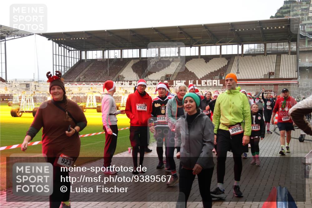 07.12.2025 - St. Pauli X-Mass-Run No. 15 Luisa Fischer http://msf.ph/oto/9389567 07.12.2025 12:04:58 Ziel 923, 2822, 2834, 778, 3082, 1228, 4008, 3995, 778, 795, 923, 1228, 1231, 1490, 1504, 2091, 2398, 2404, 2410, 2769, 3021, 3121, 3577, 3581, 3604, 3675, 3688, 3705, 3725, 3833, 3983, 3985, 4008, 4056, 4059, 4302, 4305, 4311, 4329, 4374, 4375, 4386, 4417, 4418, 4420, 4728 meine-sportfotos.de