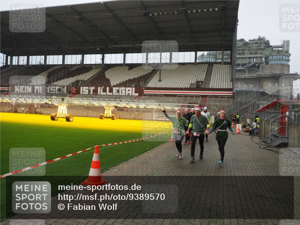 07.12.2025 - St. Pauli X-Mass-Run No. 15 Fabian Wolf http://msf.ph/oto/9389570 07.12.2025 10:21:58 Ziel 1488, 2944, 2945, 3999, 4000, 4321, 4322, 4323, 4415 meine-sportfotos.de