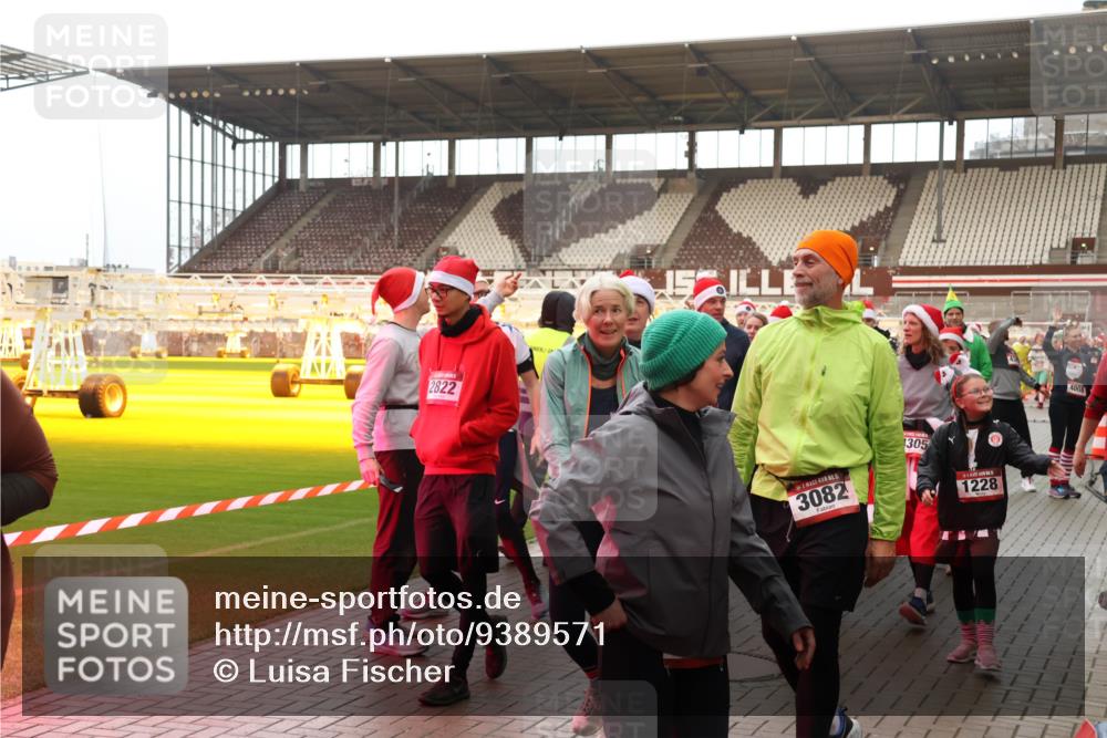 07.12.2025 - St. Pauli X-Mass-Run No. 15 Luisa Fischer http://msf.ph/oto/9389571 07.12.2025 12:04:59 Ziel 2822, 15, 5, 3082, 305, 1228, 4008, 778, 795, 923, 1228, 1231, 1490, 1504, 2091, 2398, 2404, 2410, 2769, 3021, 3121, 3577, 3581, 3604, 3675, 3688, 3705, 3725, 3833, 3983, 3985, 4008, 4056, 4059, 4302, 4305, 4311, 4329, 4374, 4375, 4386, 4417, 4418, 4420, 4728 meine-sportfotos.de