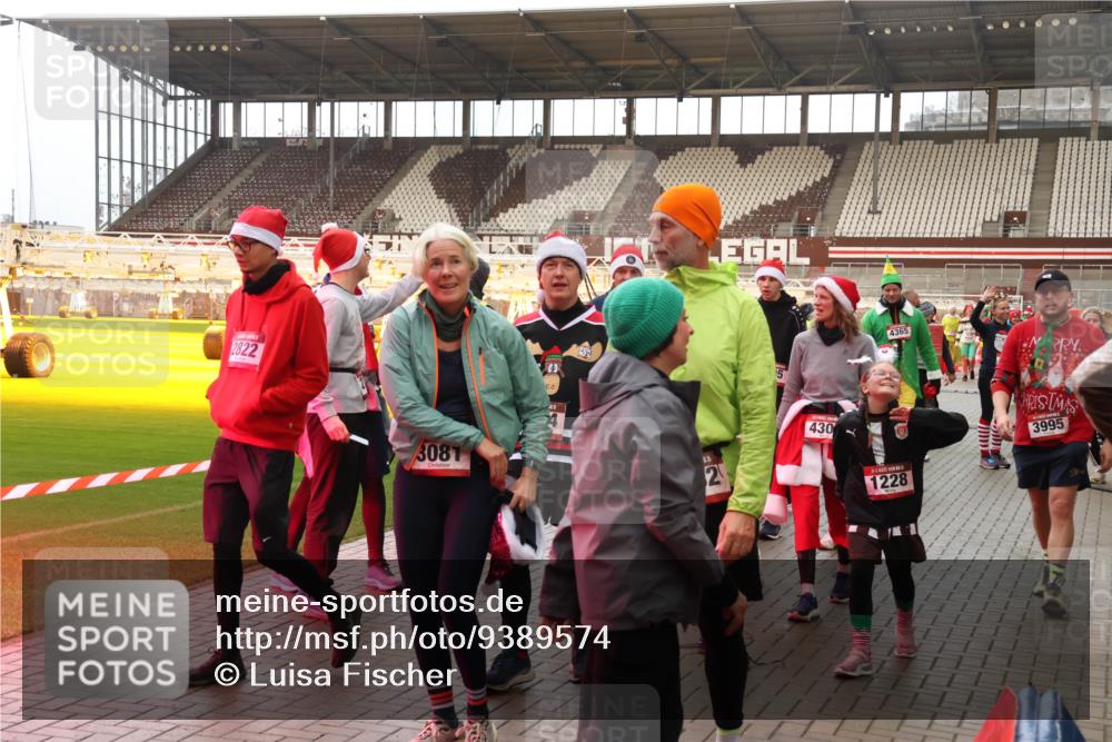 07.12.2025 - St. Pauli X-Mass-Run No. 15 Luisa Fischer http://msf.ph/oto/9389574 07.12.2025 12:05:00 Ziel 2822, 3081, 5, 430, 4365, 1228, 3995, 778, 795, 923, 1228, 1231, 1490, 1504, 2091, 2398, 2404, 2410, 2769, 3021, 3121, 3175, 3176, 3487, 3577, 3581, 3604, 3675, 3688, 3705, 3725, 3833, 3983, 3985, 4008, 4056, 4059, 4302, 4305, 4311, 4329, 4374, 4375, 4386, 4417, 4418, 4420, 4728 meine-sportfotos.de