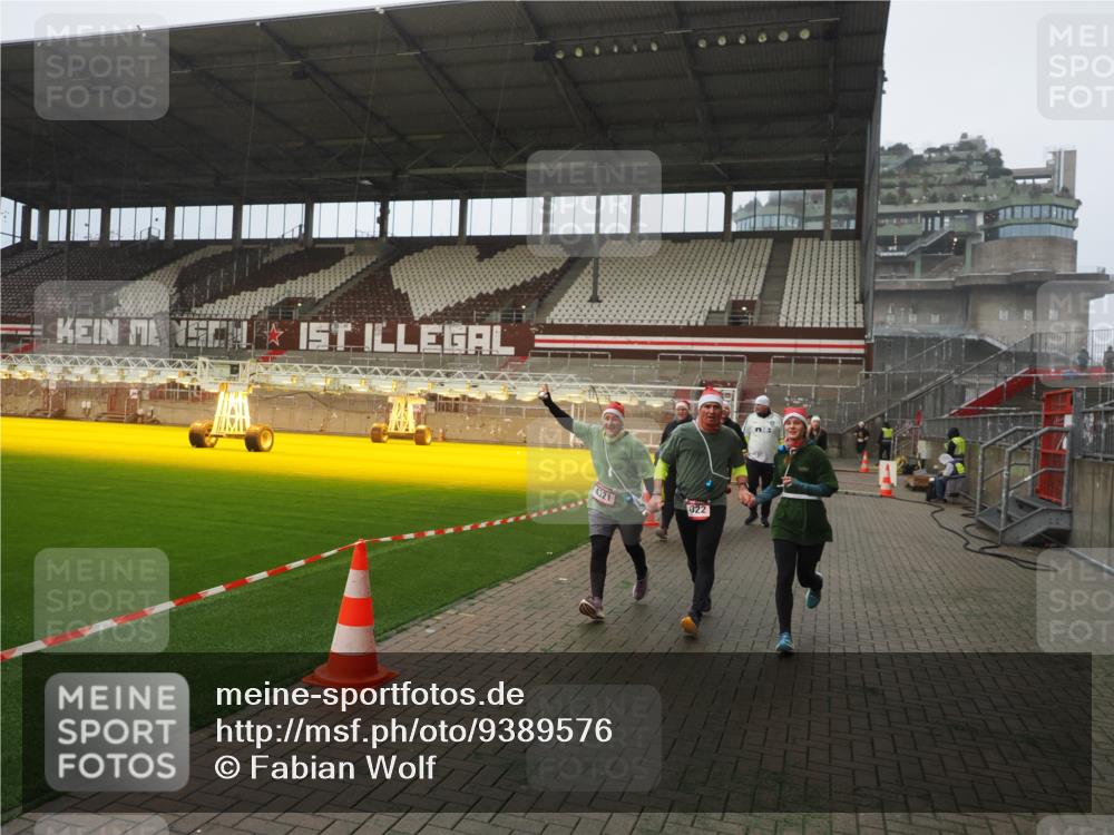 07.12.2025 - St. Pauli X-Mass-Run No. 15 Fabian Wolf http://msf.ph/oto/9389576 07.12.2025 10:21:59 Ziel 1488, 2944, 2945, 3999, 4000, 4321, 4322, 4323, 4415 meine-sportfotos.de