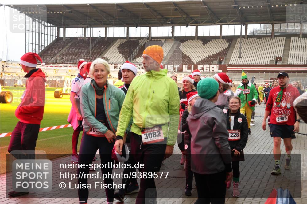 07.12.2025 - St. Pauli X-Mass-Run No. 15 Luisa Fischer http://msf.ph/oto/9389577 07.12.2025 12:05:01 Ziel 30, 3082, 228, 4365, 3995, 778, 795, 923, 1228, 1231, 1490, 1504, 2091, 2398, 2404, 2410, 2769, 3021, 3121, 3175, 3176, 3487, 3577, 3581, 3604, 3675, 3688, 3705, 3725, 3833, 3983, 3985, 4008, 4056, 4059, 4302, 4305, 4311, 4329, 4374, 4375, 4386, 4417, 4418, 4420, 4728 meine-sportfotos.de