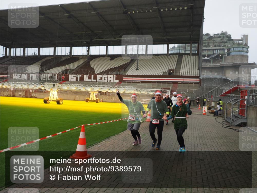 07.12.2025 - St. Pauli X-Mass-Run No. 15 Fabian Wolf http://msf.ph/oto/9389579 07.12.2025 10:21:59 Ziel 1488, 2944, 2945, 3999, 4000, 4321, 4322, 4323, 4415 meine-sportfotos.de